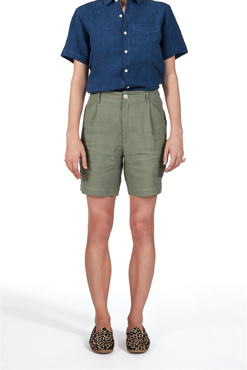 Single-pleat Shorts in Olive Linen